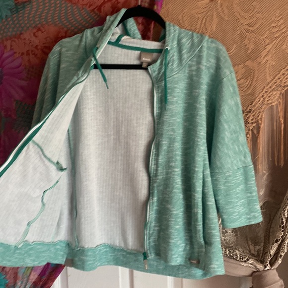 Size medium bench, T-shirt, hoodie teal colour lightweight good condition! - Picture 5 of 7